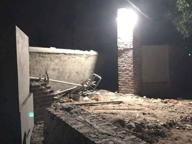 Tai nạn thương tâm: Mái cổng bất ngờ đổ sập, 2 thợ xây bị đè tử vong