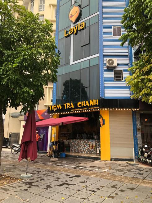 Trên cùng một tuyến phố, chỉ chưa đầy 200m đã xuất hiện 3 cửa hàng "Tiệm trà chanh" của 3 thương hiệu khác nhau. Song buổi ngày các cửa hàng này thường vắng khách