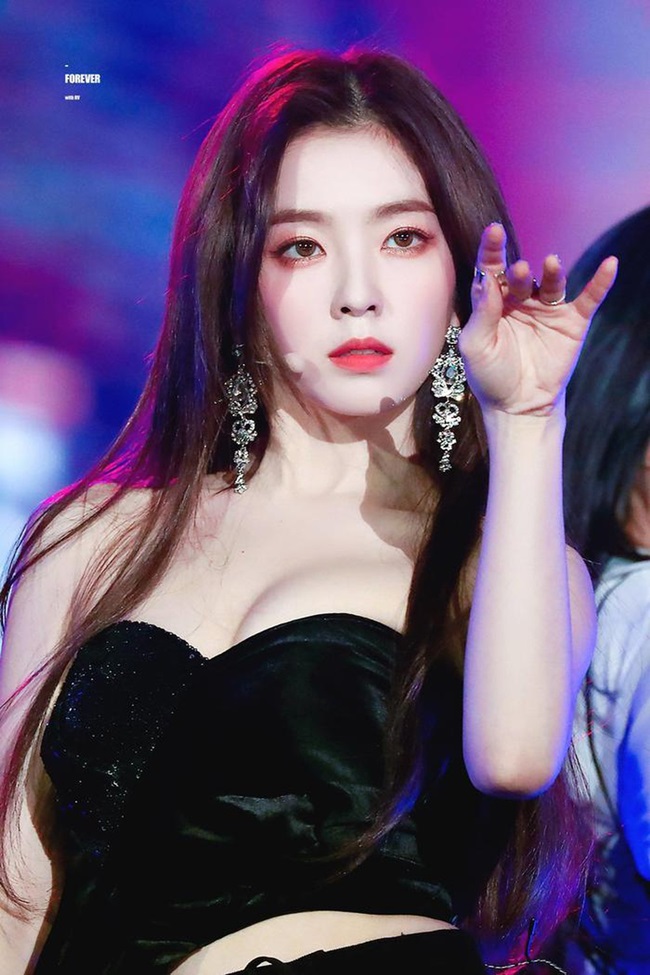 Irene được coi là chuẩn mực sắc đẹp của SM Entertainment với diện mạo thanh thoát như nữ thần.