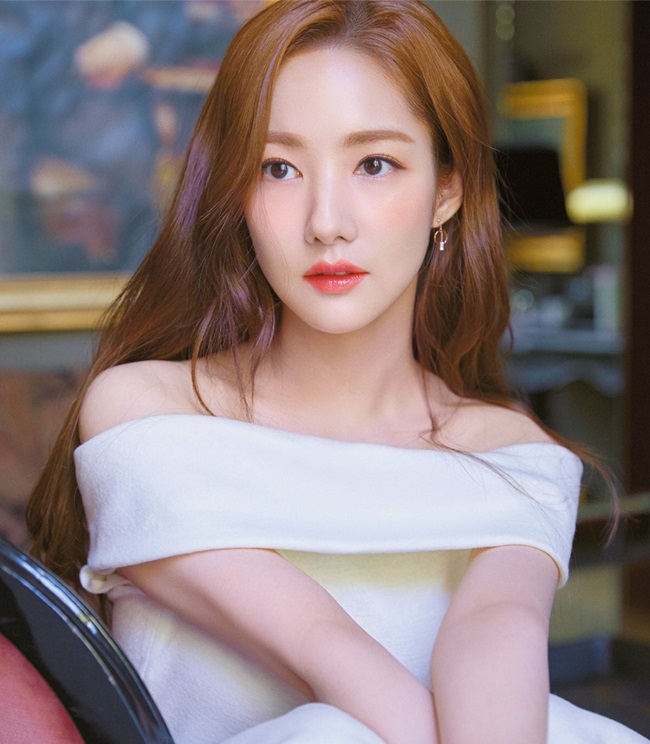 Một trong số đó là nữ diễn viên Park Min Young, dù được gọi là "siêu phẩm thẩm mỹ" nhưng Park Min Young vẫn được nhiều người yêu mến.