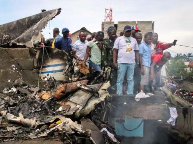 Phi thường - kỳ quặc - Máy bay chở 18 người rơi, 24 người thiệt mạng