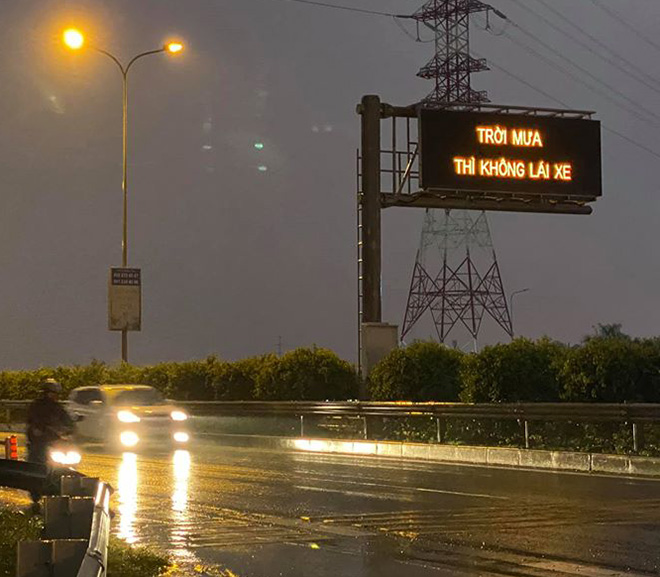 Người tham gia giao thông trên đường dẫn cao tốc khá bất ngờ với bảng điện tử giao thông hiển thị nội dung “trời mưa thì không lái xe”.