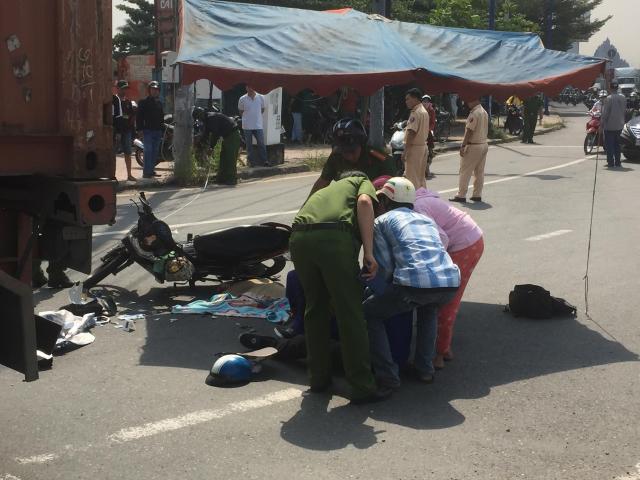 Tin tức trong ngày - Người chồng gào khóc trong ngây dại khi chứng kiến vợ con gặp nạn dưới bánh xe container