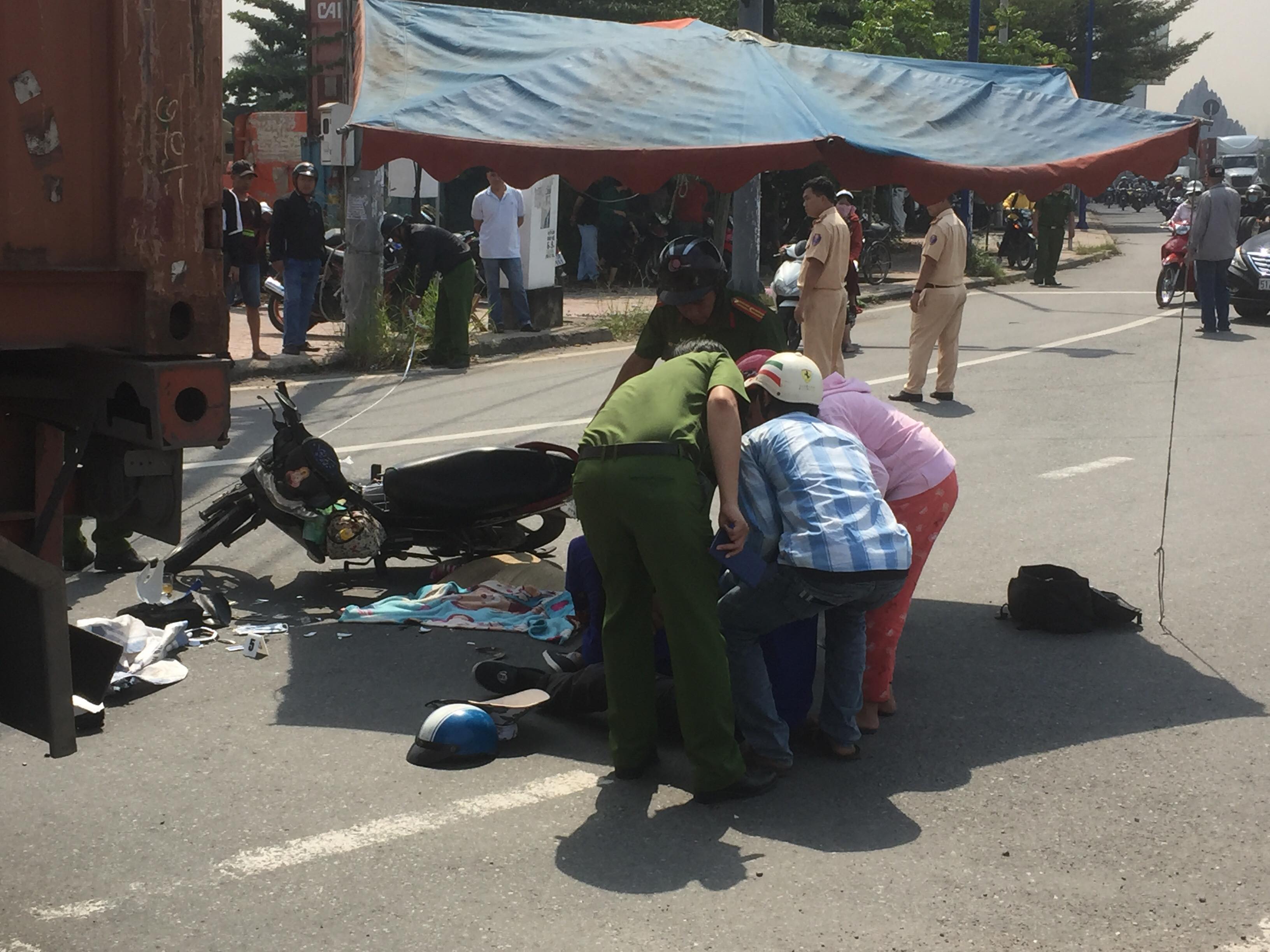 Người cha gào khóc trong ngây dại cầu cứu mọi người cứu vợ và con. Tuy nhiên, cháu bé đã tử vong tại hiện trường.