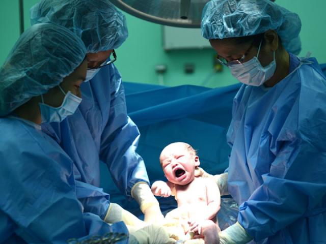 Sức khỏe đời sống - Quyết sinh con “thuận theo tự nhiên”, sản phụ 32 tuổi suýt mất cả mẹ lẫn con