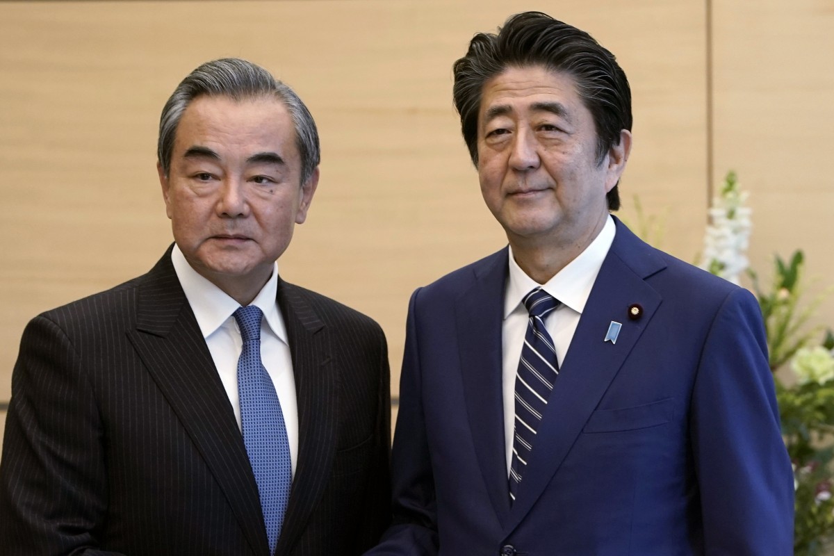 Ngoại trưởng Trung Quốc Vương Nghị và Thủ tướng Nhật Bản Shinzo Abe.