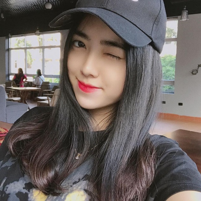 Mai Hà Trang quê Bắc Giang và đang là sinh viên Đại học Mỹ thuật Việt Nam.