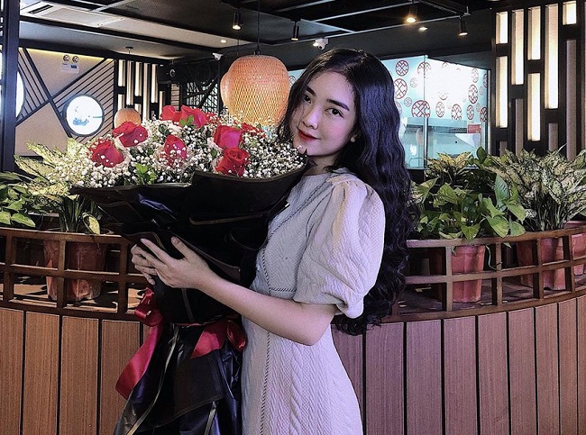 Đức Chinh dù thi đấu xa nhà nhưng với điểm tựa là cô bạn gái xinh đẹp, tiền đạo số 9 hứa hẹn sẽ còn bùng nổ tại Sea Games 30.