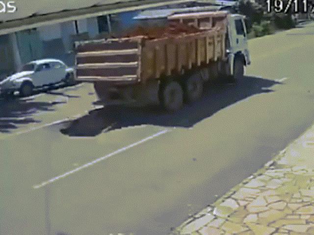 Phi thường - kỳ quặc - Video: Xe tải "đánh rơi hố tử thần", ô tô đi sau lĩnh đủ