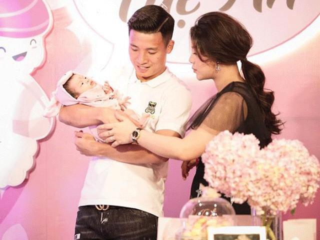 Bạn trẻ - Cuộc sống - Trung vệ Bùi Tiến Dũng ghi điểm với fan khi chăm con cực khéo