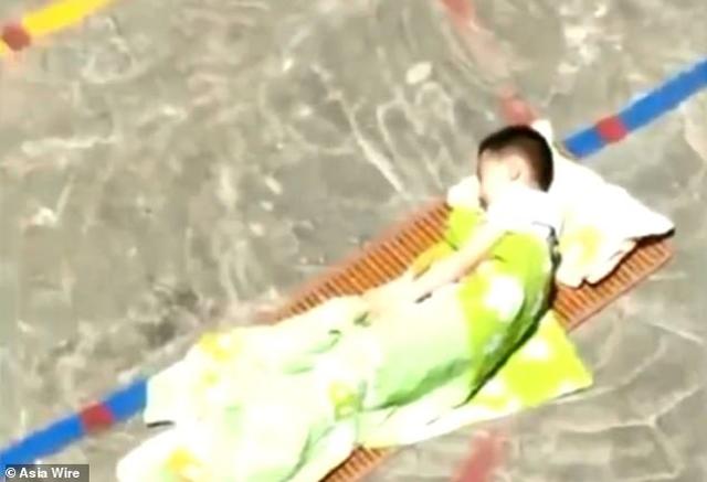 Học sinh bị phạt ngủ ngoài trưa nắng.