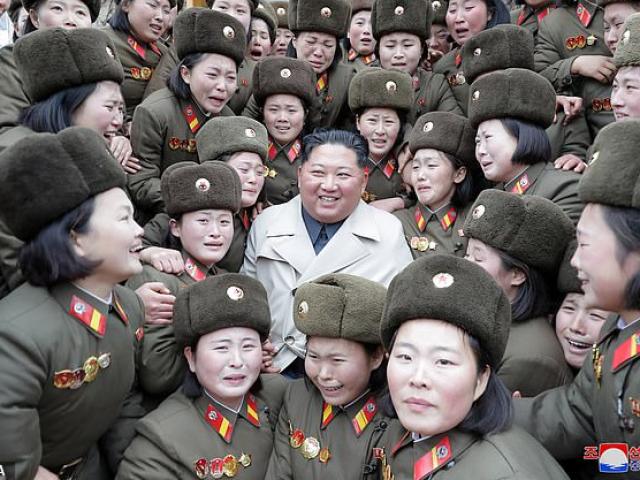 Thế giới - Điều đặc biệt trong bức ảnh Kim Jong Un chụp cùng các nữ quân nhân Triều Tiên