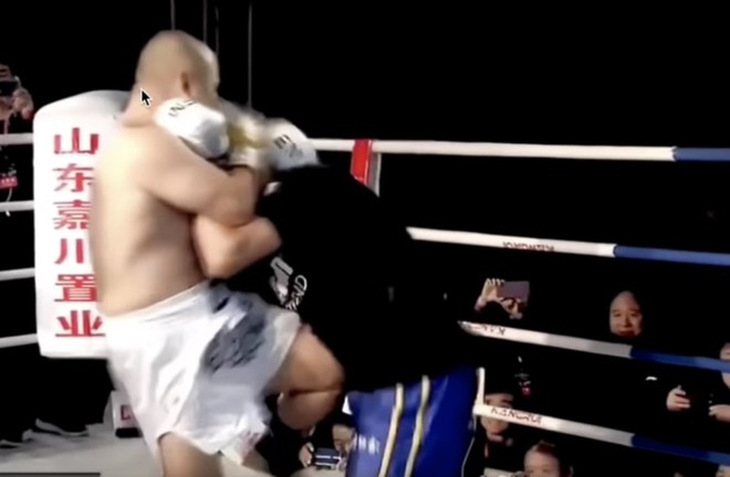 Hai võ sư cổ truyền Trung Quốc thượng đài tuần qua với những miếng đánh không giống võ cổ truyền.