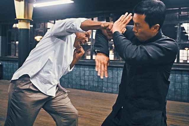 Nhân vật võ sư Diệp Vấn (trái) đỡ đòn của Mike Tyson -&nbsp;cảnh&nbsp;trong một bộ phim&nbsp;tôn vinh võ thuật Trung Quốc. Phim võ thuật, truyện chưởng có thể là một trong những lý do khiến nhiều người lầm tưởng về khả năng của&nbsp;võ cổ truyền Trung Quốc.