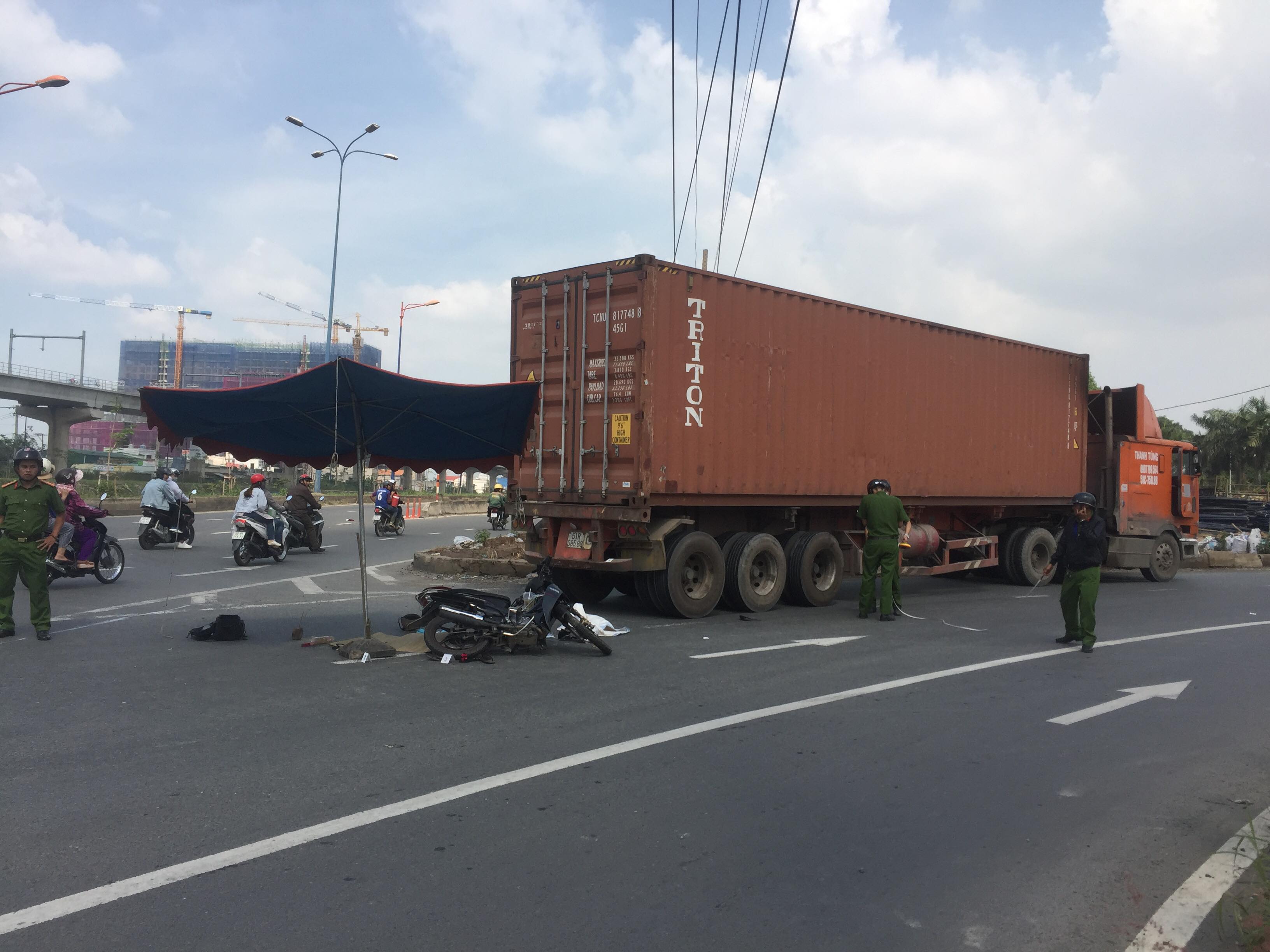 Hiện trường vụ tai nạn khiến cháu bé 2 tuổi chết tức tưởi dưới bánh xe container