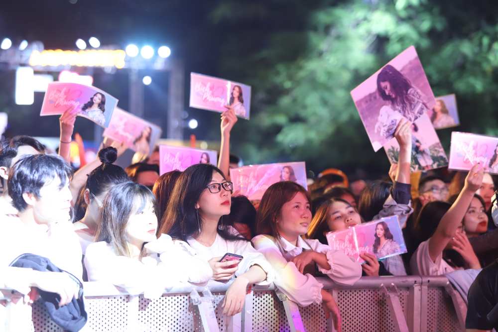 Bích Phương khiến khán giả tò mò khi trở lại trên phố đi bộ sau ồn ào hát nhép - 2