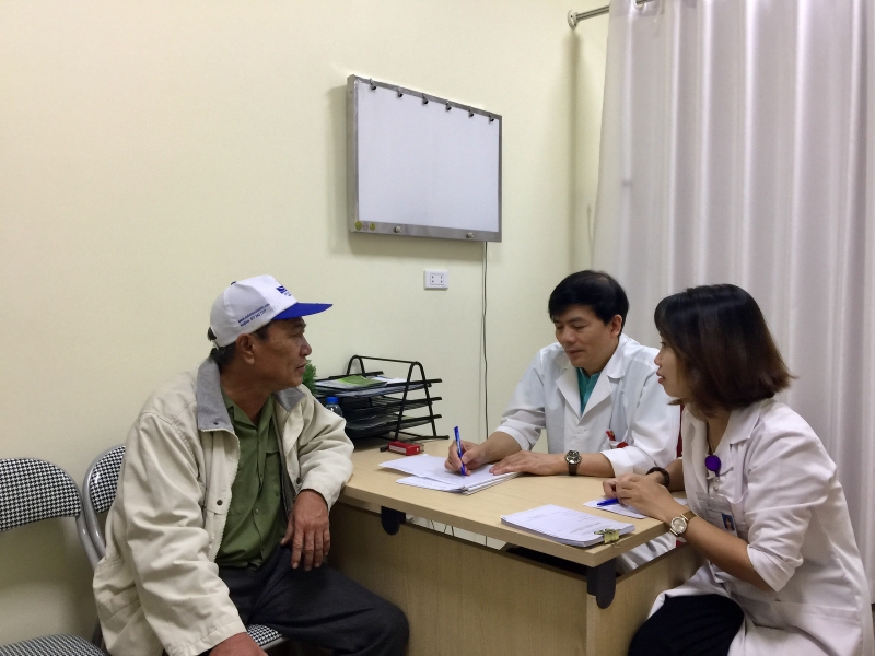 &nbsp;PGS.TS. Nguyễn Xuân Hùng thăm khám cho bệnh nhân mắc bệnh trĩ.&nbsp;