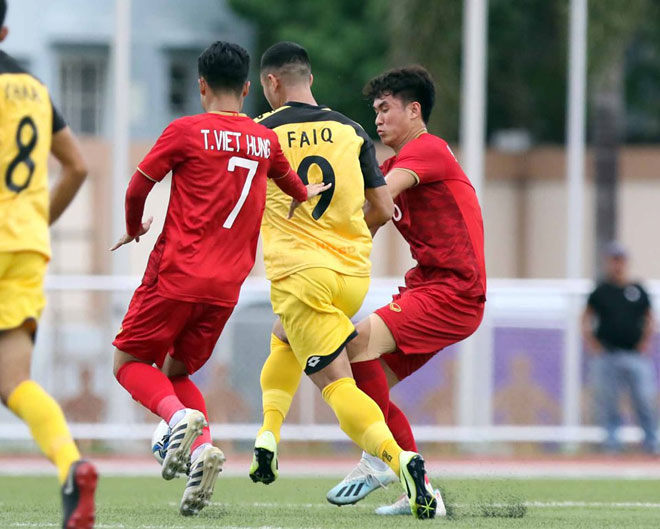 Tấn Sinh bị đau