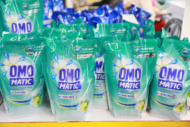 OMO Matic Khử Mùi sở hữu công nghệ Màn chắn kháng bẩn Polyshield của OMO giúp xoáy bay vết bẩn trong lồng giặt mà không cần vò trước