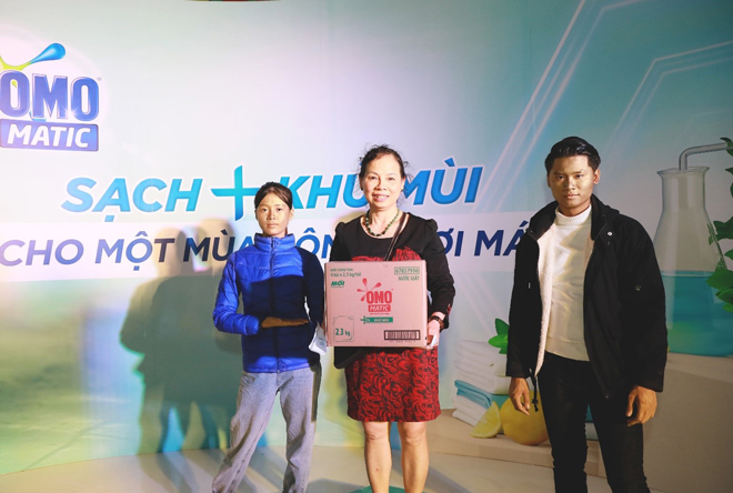 Cô Lương Hoàng Nga hào hứng tham gia tại khu vực quầy chia sẻ khi trải nghiệm sản phẩm