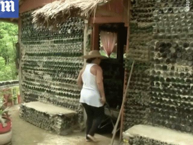 Bạn trẻ - Cuộc sống - Clip: Người phụ nữ xây nhà bằng 6.000 chai thủy tinh để dành tặng con trai đã mất