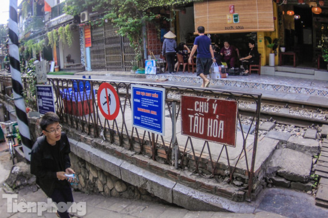 "Chúng tôi sống và sinh hoạt tại khu vực này hàng chục năm rồi chưa xảy ra tai nạn nào trên đoạn đường này, chúng tôi mong muốn có biện pháp hợp lý thay vì phải di dời", một người dân chia sẻ.