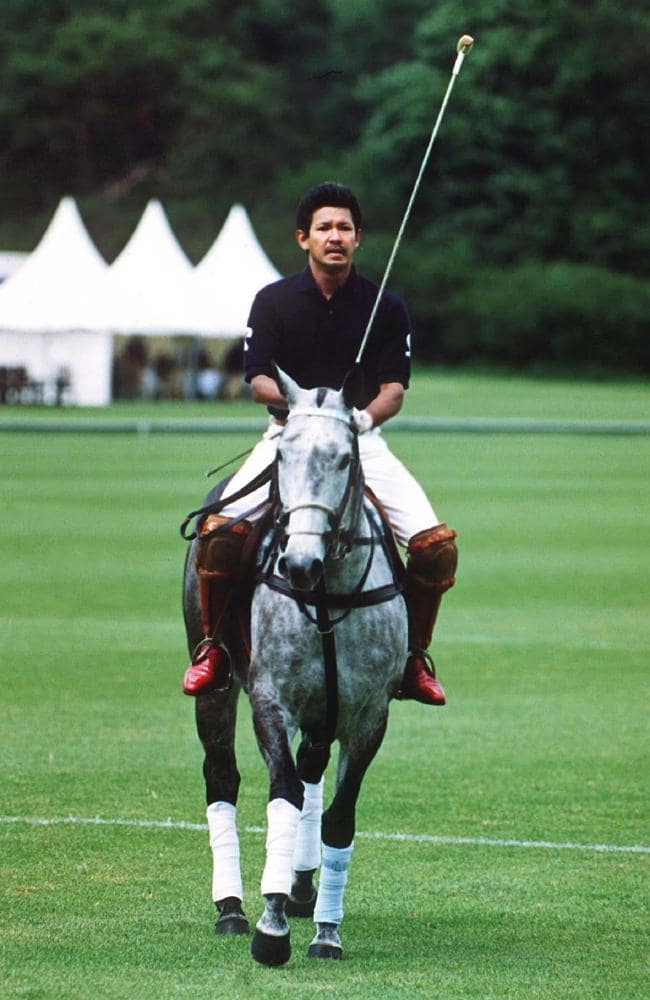 Người cha Jefri Bolkiah cưỡi ngựa ở Anh năm 1997.
