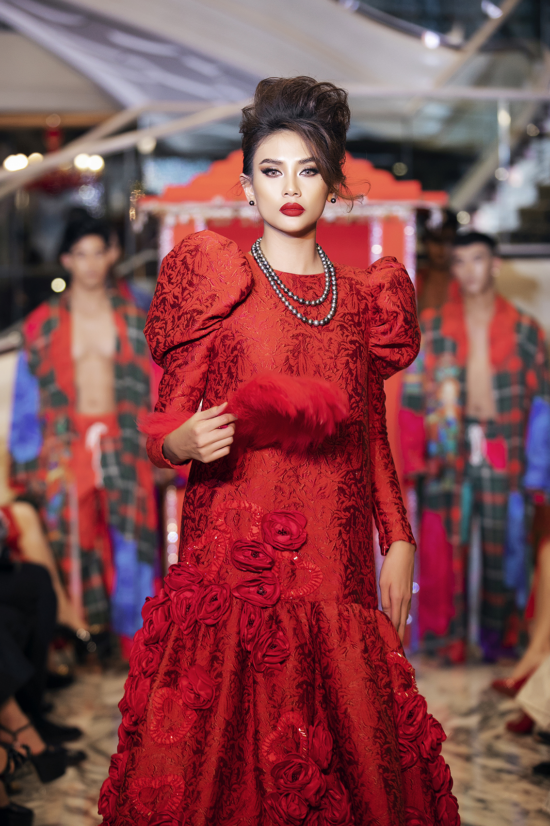 Siêu mẫu Võ Hoàng Yến được đầu tư hoành tráng cho mở màn phần 2 với ngồi kiệu.