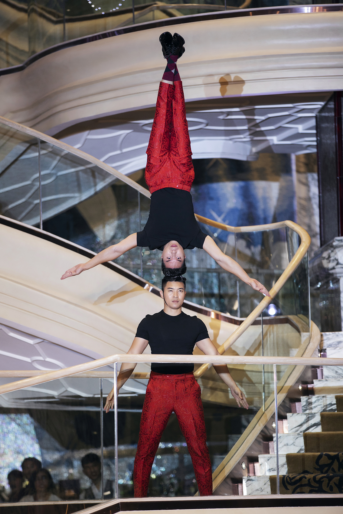 Sau màn trình diễn này, cặp đôi tiếp tục gây ấn tượng khi trổ tài catwalk điệu nghệ như những model chuyên nghiệp.