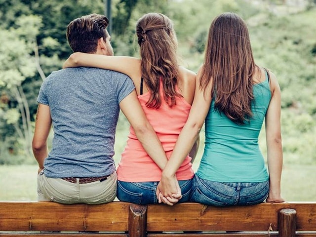 Bạn trẻ - Cuộc sống - Mua vé tặng chồng đi xem bóng đá, vợ cay đắng phát hiện chồng "ăn vụng"