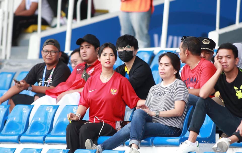Maria Ozawa ra sân ăn mừng Thái Lan thua muối mặt Indonesia - 1