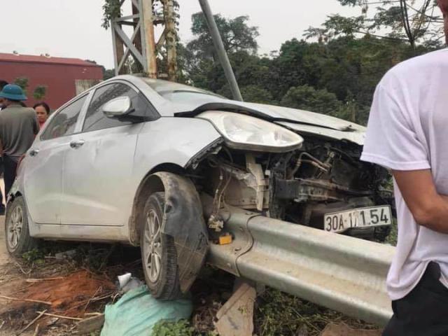 Tin tức trong ngày - Xế hộp tự đâm vào hộ lan, thanh tôn xuyên dọc xe