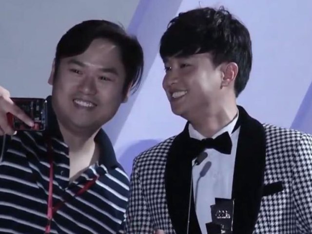 Ca nhạc - MTV - Sao nam có nhà 35 tỷ bị fan cuồng lao lên sân khấu làm điều bất ngờ trên sóng trực tiếp