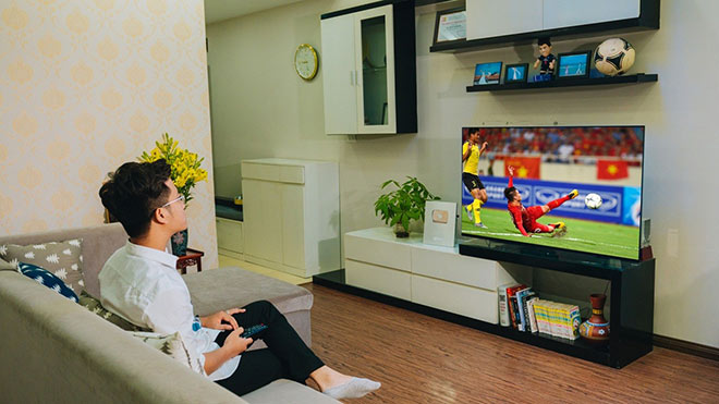 Anh Quân bỏ ra 4-5 tiếng mỗi ngày để xem bóng đá trên TV LG OLED E9, nghiền ngẫm và phân tích sâu các tình huống bóng để có những nhận định đa chiều cho khán giả