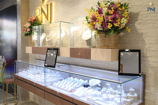 Những món trang sức, đồng hồ được trưng bày trang trọng tại PNJ Next&nbsp;