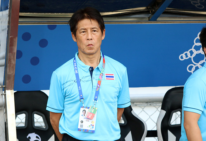 Ở trận đấu này, HLV Akira Nishino hầu như không bước ra đường pitch để chỉ đạo học trò. Thất bại bất ngờ trước Indonesia sẽ khiến cánh cửa đi tiếp của thầy trò HLV người Nhật Bản cực kỳ hẹp.
