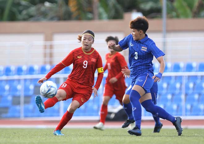 ĐT nữ Việt Nam (áo đỏ) chơi quyết tâm trước nữ Thái Lan