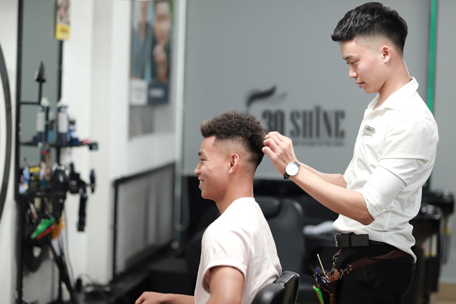 Văn Thanh, Đức Chinh và loạt sao Việt mê mệt kiểu tóc xù - hóa ra đều bắt trend từ đây - 1