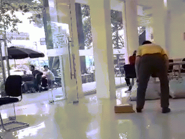 Clip: Nóng mắt cảnh nhân viên bưu điện ném hàng của khách như ném đồ bỏ đi - 1