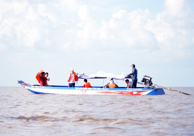 Di chuyển qua những cánh rừng đước bạc ngàn bằng ca nô hay xuồng máy khiến du khách thích thú. 