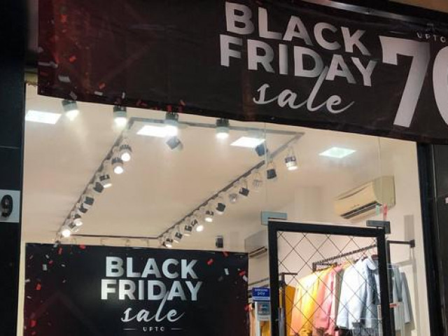 Thị trường - Tiêu dùng - Đổ xô săn hàng sale off ngày Black Friday, dân tình ngã ngửa kiểu "treo đầu dê..."