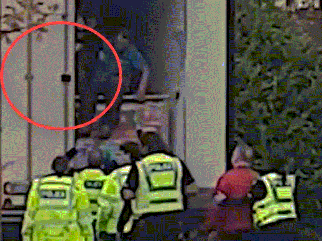 Anh: Mở cửa thùng xe container, choáng khi thấy phụ nữ có thai, trẻ...