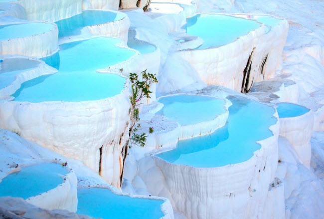 Pamukkale, Thổ Nhĩ Kỳ: Với các khối đá vôi trắng muốt và hồ nước bậc thang mịn như kem, di sản thiên nhiên thế giới ở Thổ Nhĩ Kỳ còn có tên gọi khác là “Lâu đài bông”.

