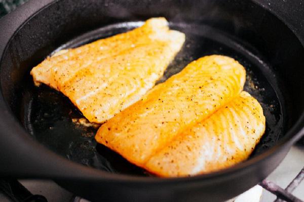 Chiên cá chỉ cần cho thêm thứ này đảm bảo không tanh, không bắn dầu lại thơm ngon - 3