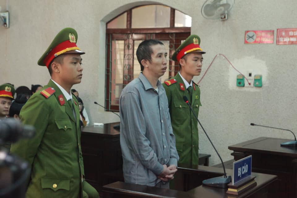 Bị cáo Bùi Văn Công bị áp giải đến phiên toà