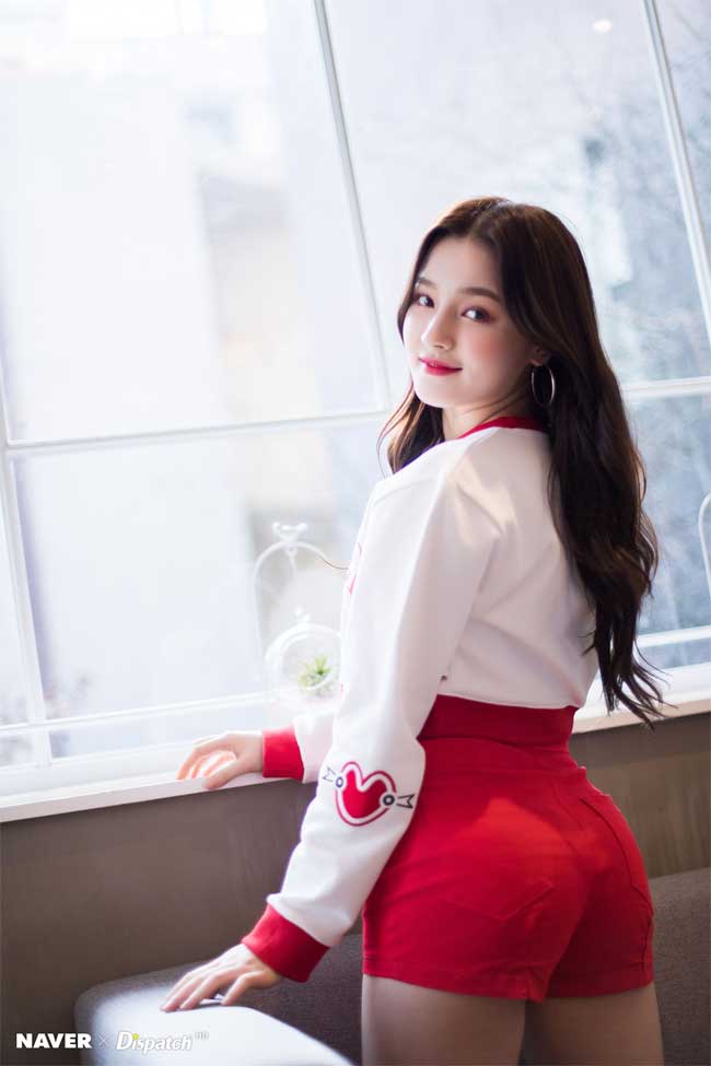 Nancy gặp nhiều rắc rối nhất với những chiếc quần short short.