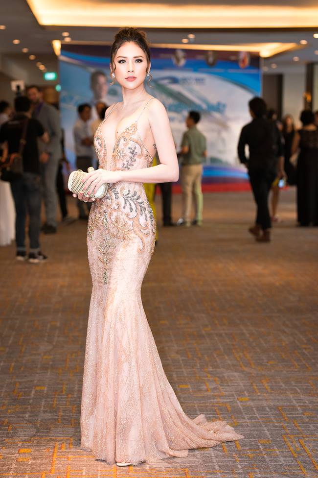 &#34;Trước đây, tôi&nbsp;luôn giữ cân nặng 52-53kg. Nhưng khi&nbsp;đón công chúa, tôi đã tăng 20kg cán mốc con số&nbsp;72kg, nhìn chiếc cân xoay không&nbsp;điểm dừng làm tôi khóc thét&#34;&nbsp;- Kim Yến nói.&nbsp;
