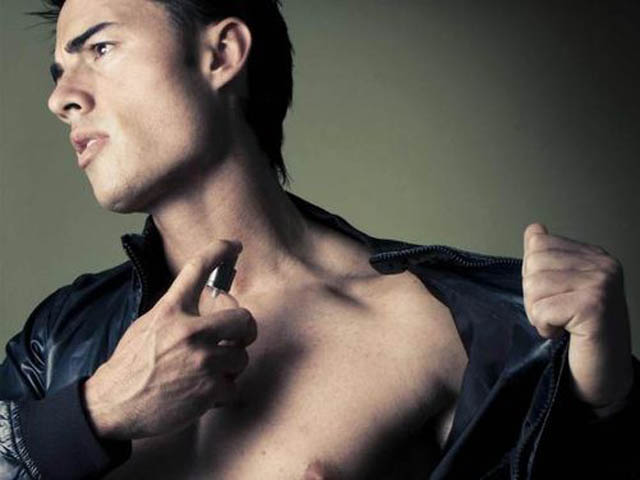 5 mẹo nhỏ khi dùng nước hoa giúp quý ông luôn cuốn hút - 4