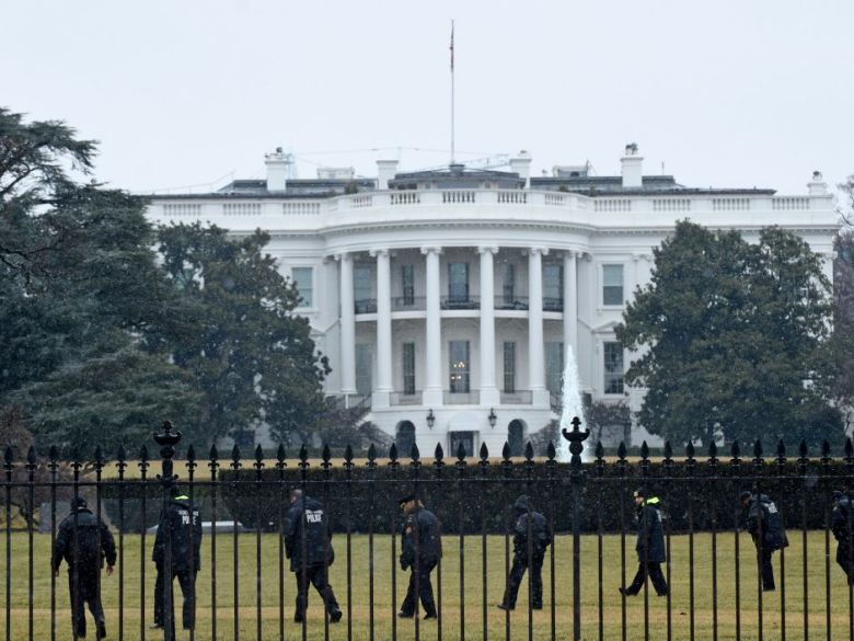 Các nhân viên an ninh được điều động bảo vệ Nhà Trắng trong thời điểm bị phong tỏa (Ảnh: AP)