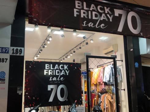 Trước ngày Black Friday, các cửa hàng đã tung ra chương trình giảm giá khủng